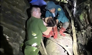 Bé trai 5 tuổi đi lạc trong rừng, được tìm thấy bất tỉnh dưới khe suối