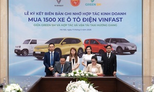Taxi Hương Giang mua mới 1.500 ô tô điện VinFast, mở rộng hợp tác với Green SM