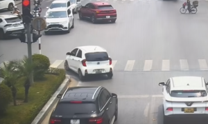 CSGT làm rõ tranh cãi 'báo lỗi sai' với ô tô quay đầu tại vạch đi bộ sang đường