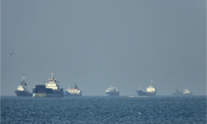 Siêu tàu chở dầu của Trung Quốc di chuyển qua eo biển Hormuz