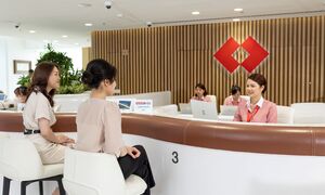 Dẫn đầu về gắn kết khách hàng: Techcombank lập đỉnh thu nhập phí dịch vụ mức 46%