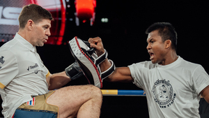 Thánh Muay Buakaw dạy võ cho huyền thoại Liverpool