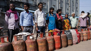 Ấn Độ: Giá gas tăng 400%, người dân bỏ phố về quê