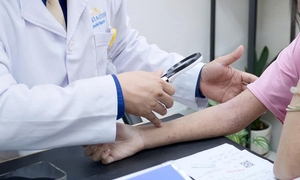 Cô gái phải đi khám gấp sau buổi đi bơi vì nổi mẩn đỏ khắp người