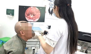  Nhai đá sau khi vận động, người đàn ông 66 tuổi suýt bít đường thở vì áp xe