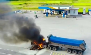 Xe tải bốc cháy dữ dội gần cây xăng ở Nghệ An