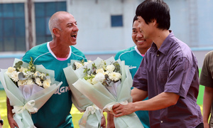 VFF trao Kỷ niệm chương cho HLV Guillaume Graechen 