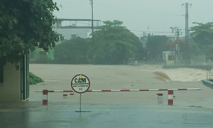 Video: Khoảnh khắc nước sông dâng cao cuồn cuộn, tràn vào nhà dân ở Quảng Ninh