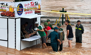 Nước sông Ka Long dâng cao, bộ đội Biên phòng Quảng Ninh xuyên đêm cứu tài sản giúp dân