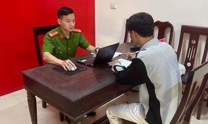 Nam thanh niên xông vào quán bida túm tóc, đạp vào mặt cô gái trẻ