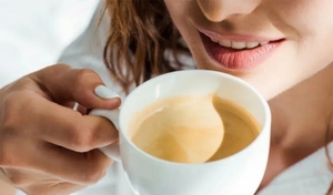 5 mẹo uống cà phê mà không sợ răng ố vàng, xỉn màu