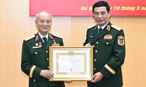Đại tướng Phan Văn Giang trao Huy hiệu 70 năm tuổi Đảng tặng Đại tướng Phạm Văn Trà