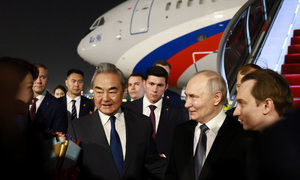 Ngoại trưởng Trung Quốc Vương Nghị ra sân bay đón Tổng thống Nga Putin