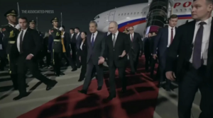 Ngoại trưởng Trung Quốc Vương Nghị ra sân bay đón Tổng thống Nga Putin