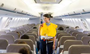 Máy bay gặp sự cố, vì sao không được làm phồng áo phao trước khi rời cabin?