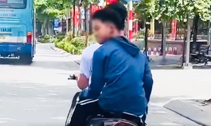 Nam sinh đầu trần lạng lách trên phố Hà Nội bị phạt hơn 5 triệu đồng