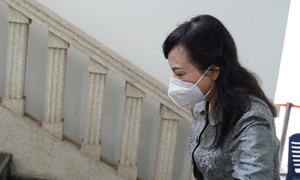 Hình ảnh cựu Bộ trưởng Y tế Nguyễn Thị Kim Tiến hầu toà