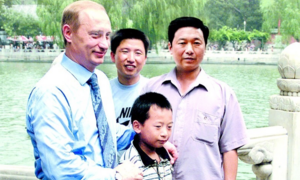 Tổng thống Nga Putin gặp lại cậu bé Trung Quốc chụp ảnh chung 26 năm trước