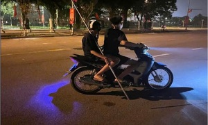 Bắt nhóm thanh thiếu niên mang hung khí gây náo loạn phố đêm ở Hà Nội