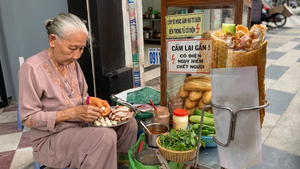 Cụ bà U90 bán bánh mì ở TP.HCM 'bắn' tiếng Anh cực đỉnh
