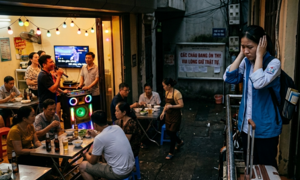 Con tôi phải khăn gói sang nhà bác ôn thi lớp 10 do hàng xóm hát karaoke mỗi tối