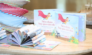 Mượn hình tượng siêu nhân, người cha viết sách cùng con bại não vượt khó