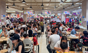 Ngoài đường hầm hập như lò nung, người Hà Nội kéo vào trung tâm thương mại tránh nóng