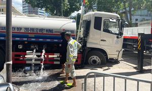 Xe phun nước rửa đường sụt hố trên phố Hà Nội