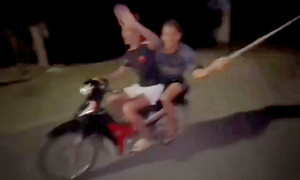 Nhóm thanh niên không mũ bảo hiểm, 'múa' dao trên đường rồi quay clip câu view