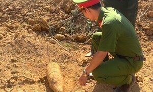 Thi công đập thủy lợi ở Đà Nẵng, phát hiện 2 quả pháo cối