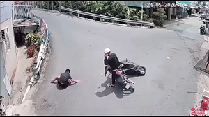 Chạy xe đâm vào người do nghe điện thoại, không cứu người mà tiếp tục điện thoại