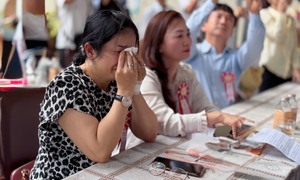 Phụ huynh bật khóc trong lễ tri ân của những học sinh ‘khai giảng online’