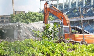 Cận cảnh tháo dỡ sân vận động Chi Lăng sau 12 năm vướng đại án