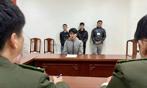 Đột kích 'công xưởng' chế tạo súng nén hơi giữa rừng cao su