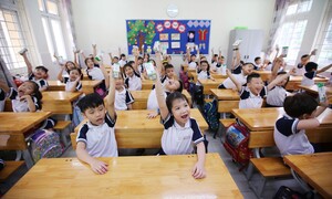 Con nghỉ hè, bố mẹ 'đảo lịch': Người gửi con, người lắp camera theo dõi từ xa