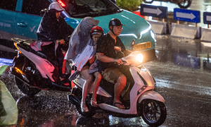 Hà Nội đón cơn mưa 'vàng' sau chuỗi ngày nóng như thiêu đốt