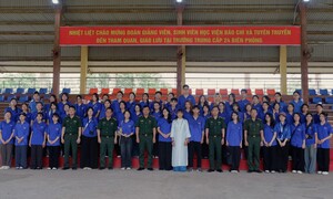 Sinh viên Báo chí 'mục sở thị' thao trường, ấn tượng kỷ luật thép của chiến sĩ Biên phòng