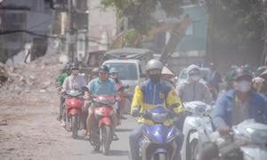 Người Hà Nội chật vật băng qua công trường bụi mù giữa nắng như thiêu