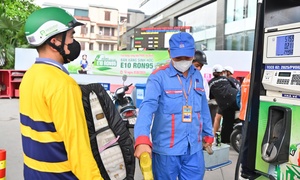 Thử xăng E10, dân mạng bảo 'yên tâm chạy', shipper nói 'rẻ tội gì không dùng'