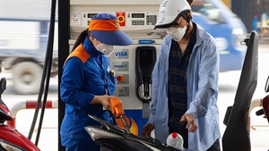 Giá xăng dầu đồng loạt giảm, nhiều nhất gần 1.400 đồng/lít
