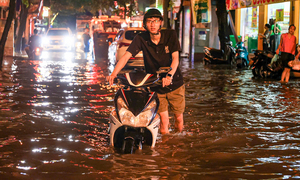 Tối muộn, dân Hà Nội vẫn vật vã dắt xe lội nước về nhà sau cơn mưa 'giải nhiệt'
