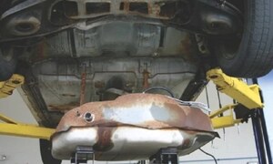 Không khí có lọt được vào bình nhiên liệu làm xăng E10 tách pha?