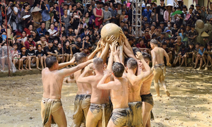 16 trai làng đóng khố, vật lộn dưới bùn tranh quả cầu gỗ 20kg ở Bắc Ninh
