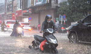 Chiều nay, nhiều khu vực nội thành Hà Nội hứng mưa lớn, nguy cơ ngập úng