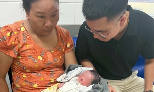 Bé trai còn nguyên dây rốn bị bỏ rơi trước chùa ở Huế