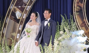 Mỹ nhân phim giờ vàng Việt Hoa rạng rỡ trong lễ cưới ở Hà Nội
