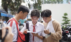 Sáng nay, hơn 150.000 thí sinh làm thủ tục thi lớp 10 tại TP.HCM