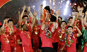 Khoảnh khắc CLB Công an Hà Nội nâng cúp V.League, nhận thưởng 5 tỷ đồng