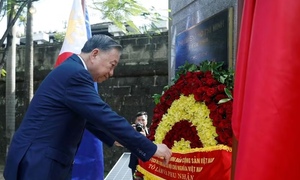 Tổng Bí thư, Chủ tịch nước Tô Lâm dâng hoa tại Tượng đài Chủ tịch Hồ Chí Minh ở Philippines