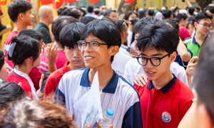 Nụ cười và nước mắt tiếc nuối của sĩ tử Hà Nội sau môn thi cuối lớp 10